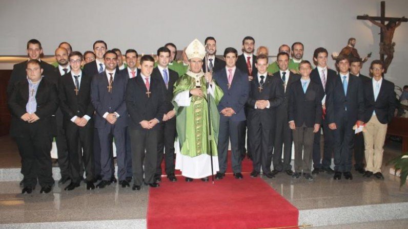 LOS JÓVENES QUE INGRESAN EN EL SEMINARIO, SU TOMA DE CRUCES Y ENTREGA DE PERGAMINOS