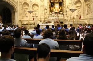 Más de doscientos jóvenes transmiten en las calles de Sevilla la alegría del Evangelio