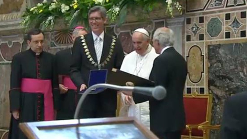 El Papa Francisco recibe el Premio Carlomagno