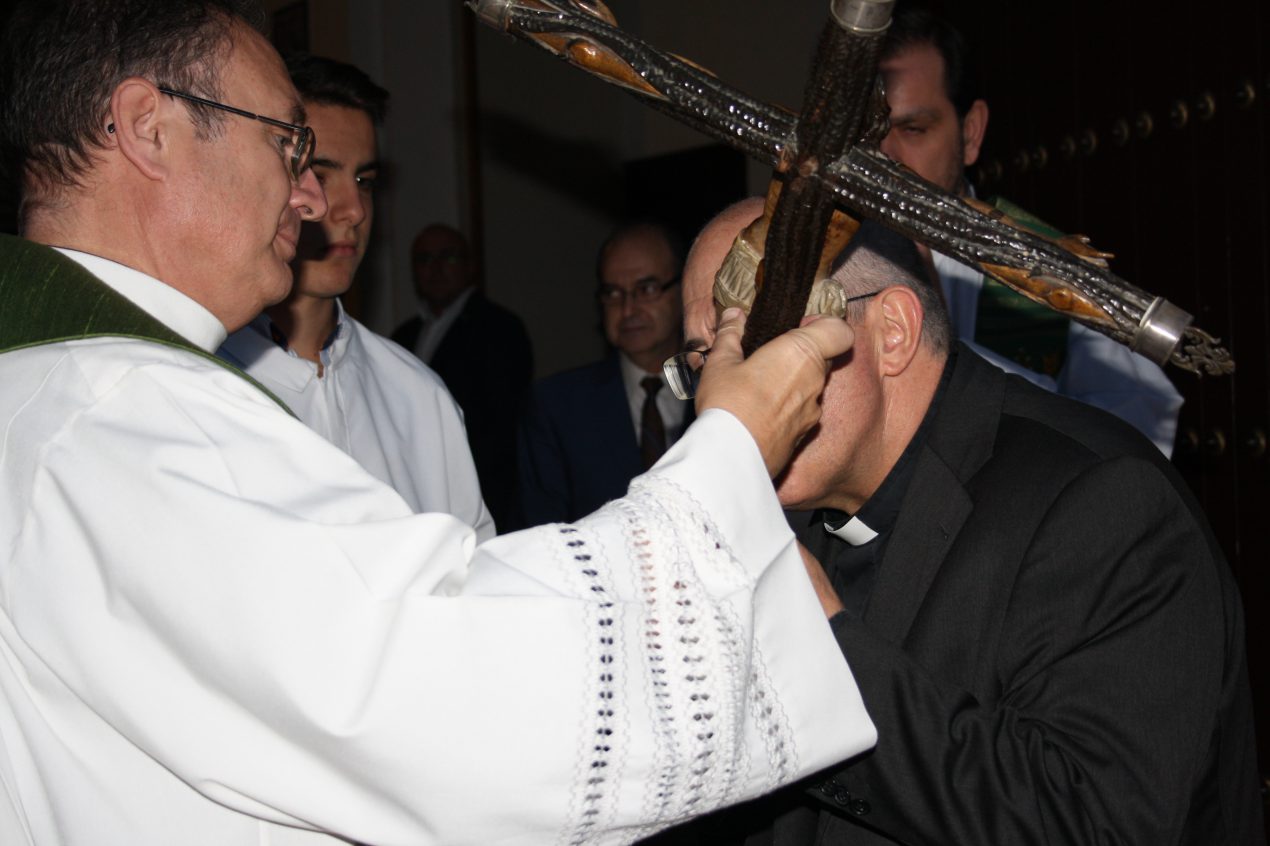 Eucaristía de inicio de la Misión Popular en la parroquia de Santiago, en Alcalá de Guadaíra