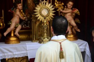 Procesión eucarística de la Sacramental de Todos los Santos