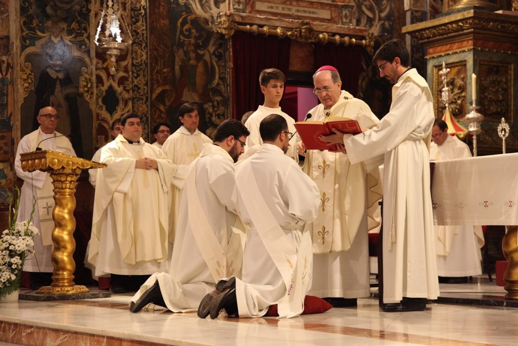 El Arzobispo de Sevilla ordena a dos sacerdotes salesianos