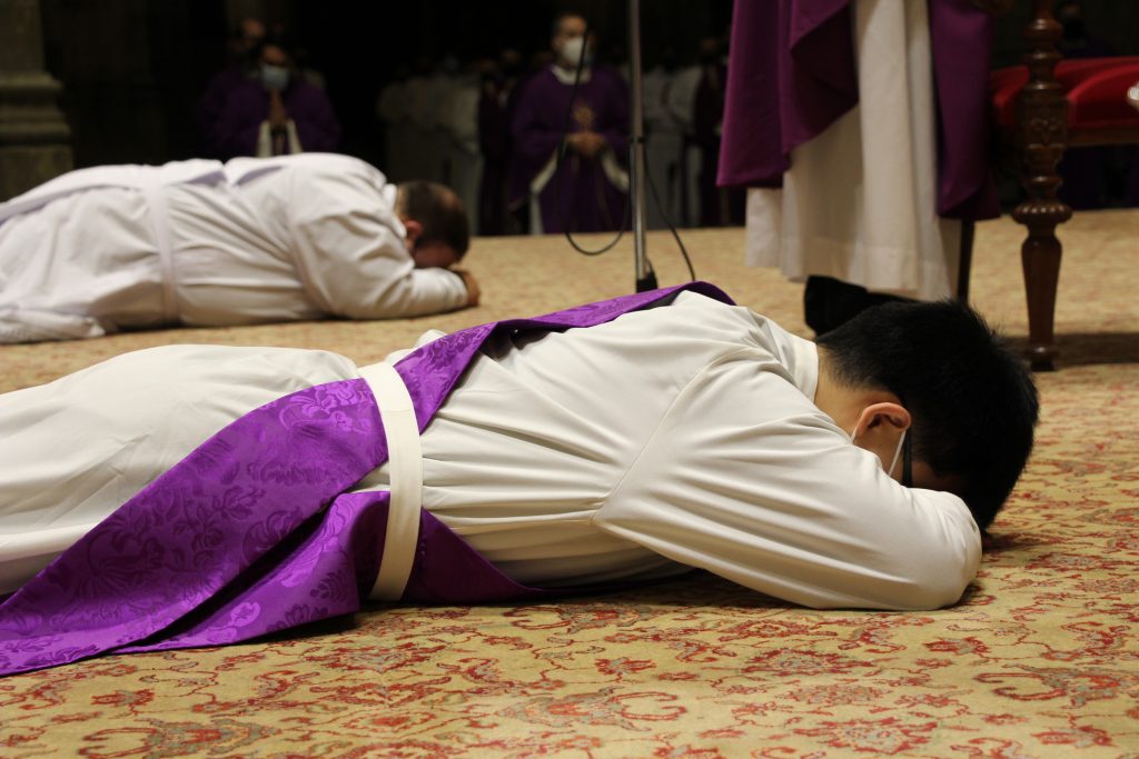 Mons. Gómez Sierra preside la ceremonia de ordenación de un sacerdote y un diácono en la Catedral de Sevilla