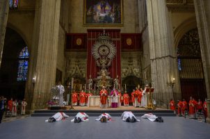 Monseñor Asenjo ordena cinco nuevos sacerdotes en la Seo hispalense