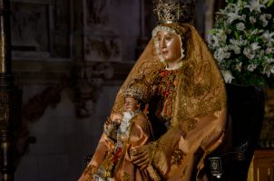 La Virgen de los Reyes luce su primer ajuar en el inicio de los cultos en su honor