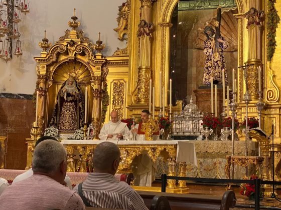 Los internos del Centro Penitenciario Sevilla II veneran la imagen de Jesús del Gran Poder