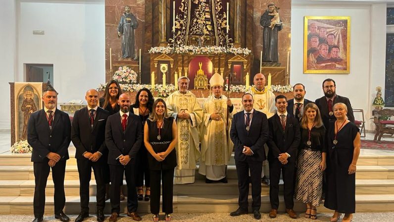 Mons. León bendijo el nuevo altar de la Parroquia Ntra. Sra. de los Desamparados de Parque Alcosa