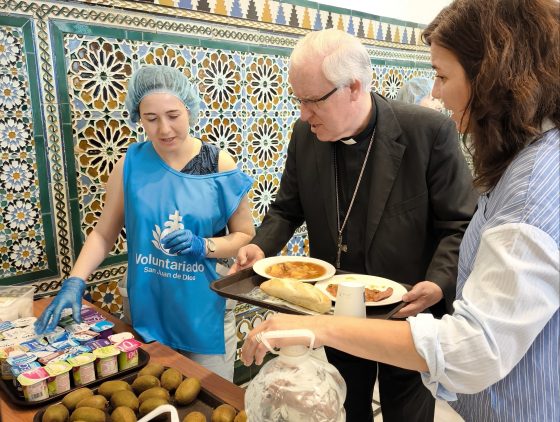 El arzobispo de Sevilla comparte mesa con los usuarios del comedor social San Juan de Dios