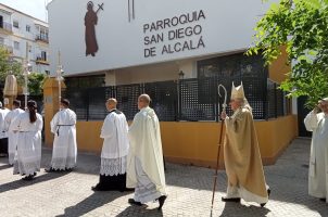 Visita pastoral de monseñor Saiz Meneses a la Parroquia San Diego de Alcalá, de Sevilla
