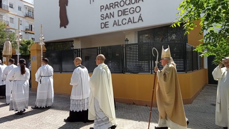 Visita pastoral de monseñor Saiz Meneses a la Parroquia San Diego de Alcalá