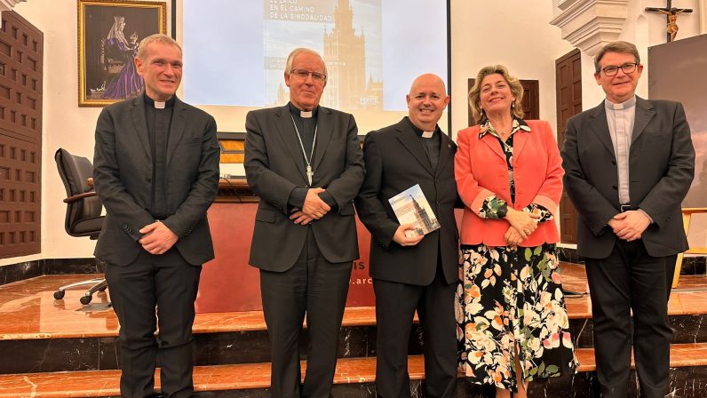 El arzobispo presenta el libro ‘El laico en el camino de la sinodalidad’