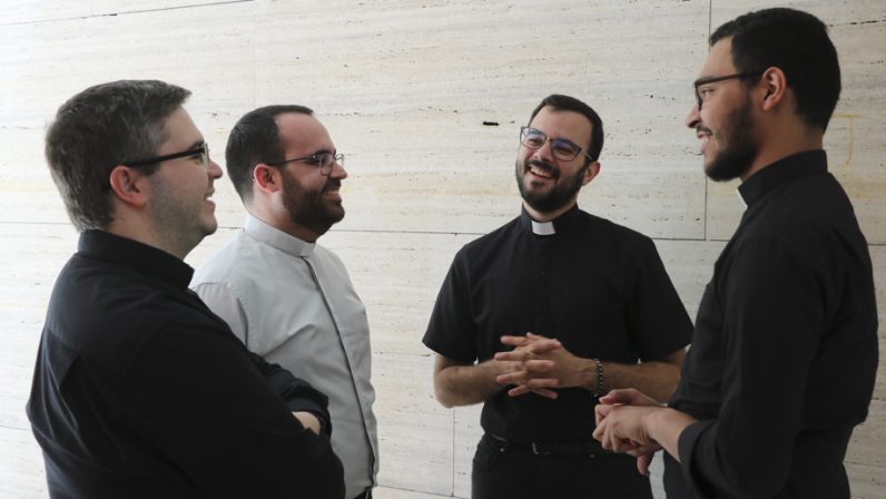 Ordenaciones sacerdotales 2024: Cuatro nuevos sacerdotes para la Iglesia en Sevilla