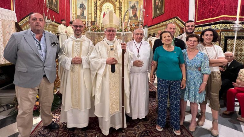 El sacristán de Benacazón recibe la medalla Pro Ecclesia Hispalense