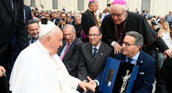 El Papa recibe una réplica en plata de la Hiniesta Gloriosa