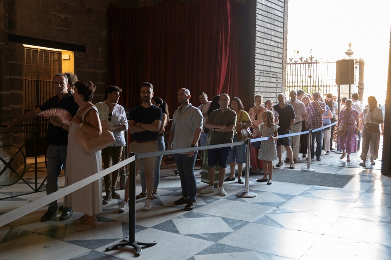 Primer besamanos de la Virgen de los Reyes