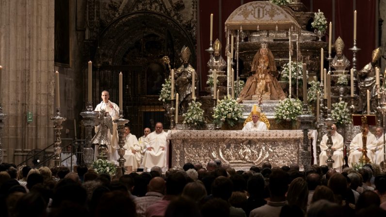 Antonio Bueno inicia la novena a la patrona: «No podemos vivir nuestra fe al ras del suelo»