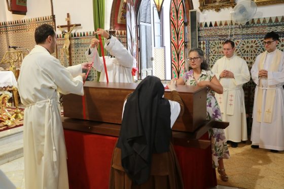 Los restos del padre Torres Padilla descansan ya en la capilla de santa Ángela de la Cruz