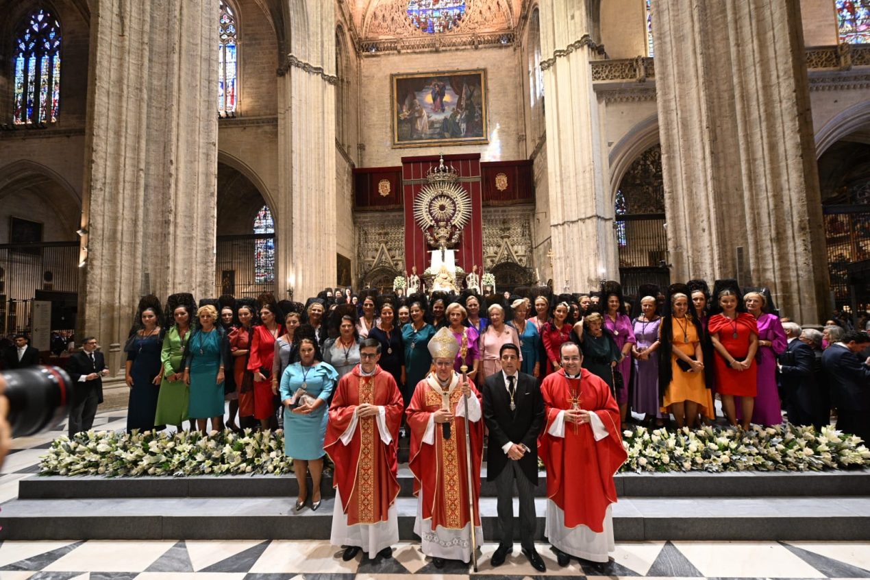 El arzobispo de Sevilla corona a Nuestra Señora de la Piedad, del Baratillo