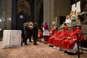 El arzobispo de Sevilla corona a Nuestra Señora de la Piedad, del Baratillo