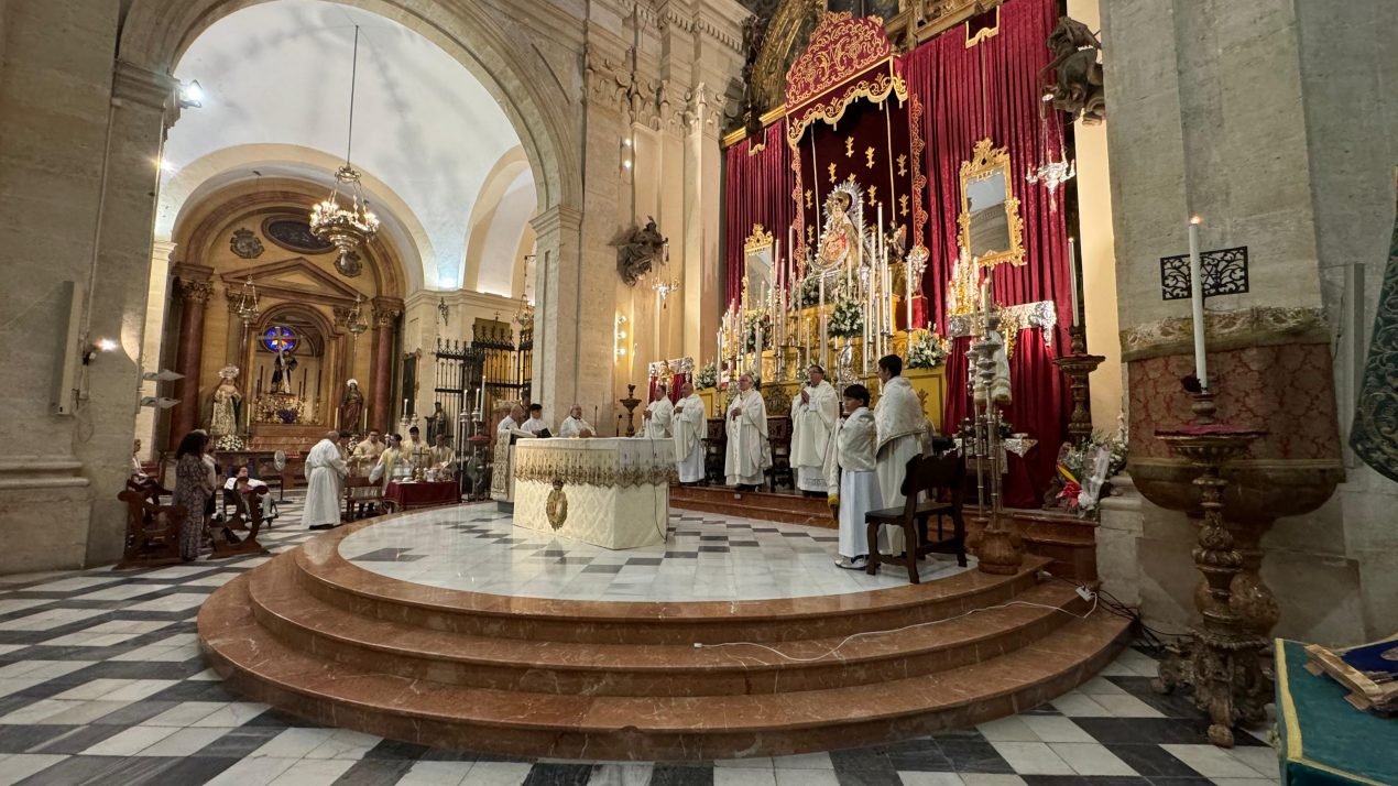 Monseñor Saiz Meneses preside la Eucaristía por el 25º aniversario de la coronación de la Virgen del Valle de Écija