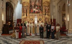 Mons. Saiz Meneses ante el retablo del Sagrario: «La contemplación de esta obra de arte es un camino propicio para el encuentro con Dios»