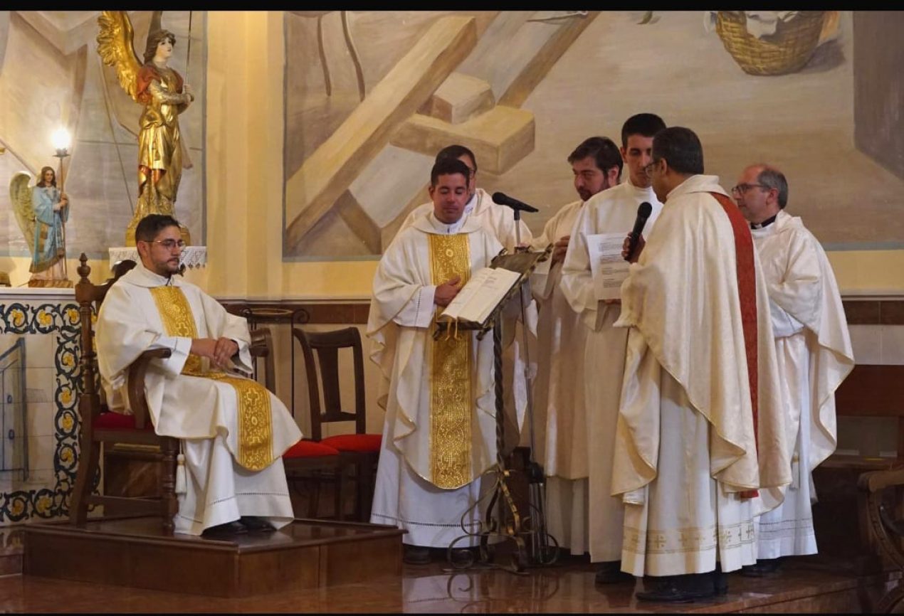 Toma de posesión del sacerdote Jesús Medina Pou, párroco de Santiago el Mayor (Los Corrales) 