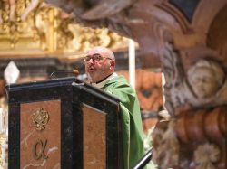 Presentación del nuevo rector de la iglesia colegial del Divino Salvador, Pedro Juan de Dios Álvarez