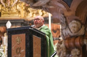 Presentación del nuevo rector de la iglesia colegial del Divino Salvador, Pedro Juan de Dios Álvarez