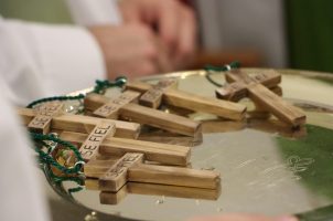 Entrega de cruces a los nuevos seminaristas