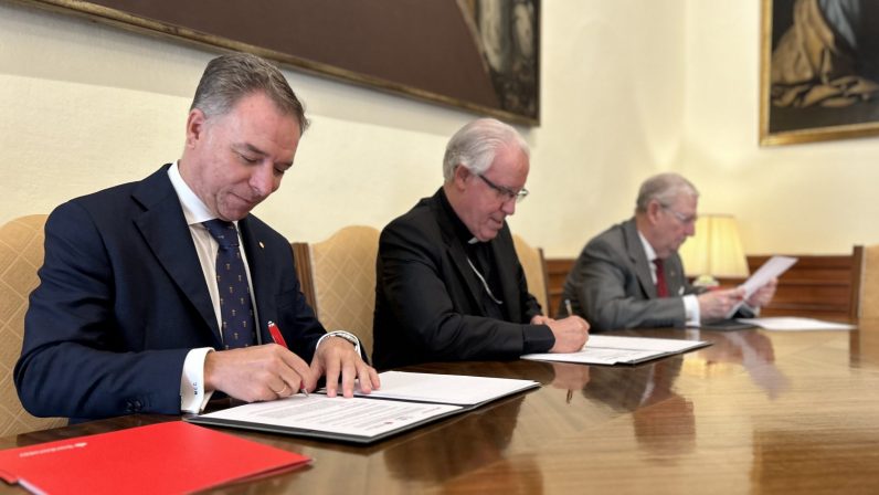 Firma de convenio entre la Archidiócesis, Consejo y el banco Santander para la celebración del II Congreso Internacional de Hermandades y Piedad Popular