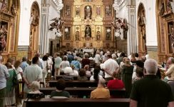 La iglesia de Santa Clara abarrotada en la celebración de san Pío de Pietrelcina