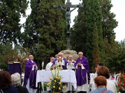 Misa por los difuntos en el cementerio de San Fernando de Sevilla (2024)